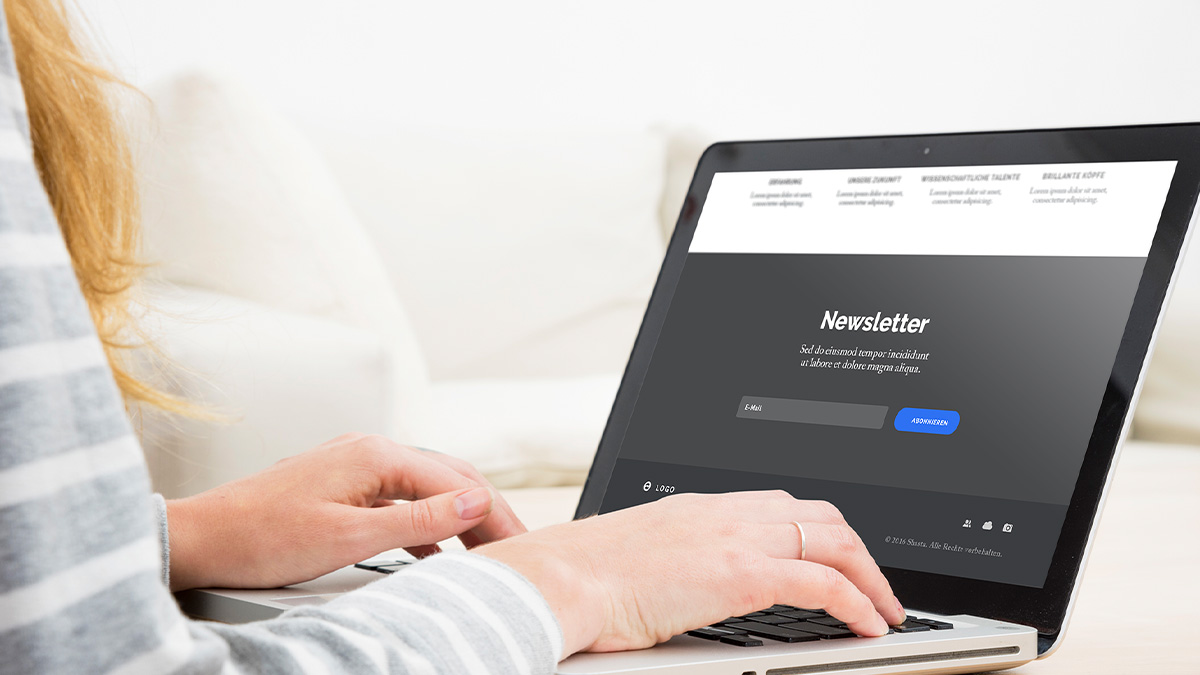 Person schaut sich den Footer einer Website auf Laptop an